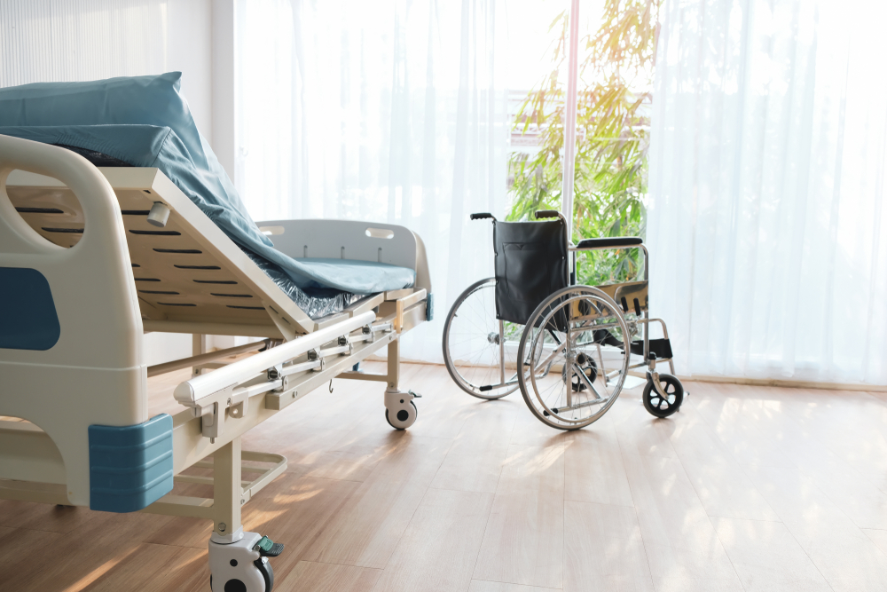 The,wheelchair,patient,bed,is,in,the,hospital,ward.